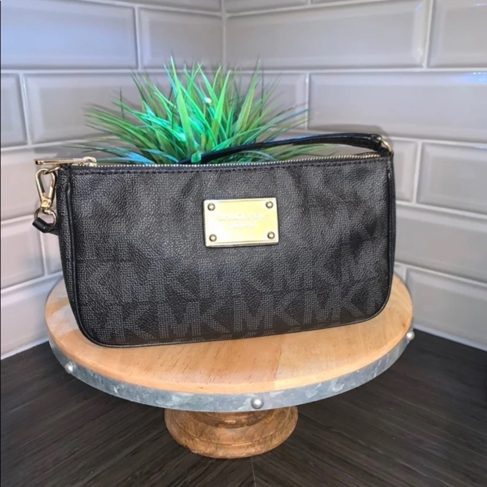 💯% Authentic Michael Kors Pouchette